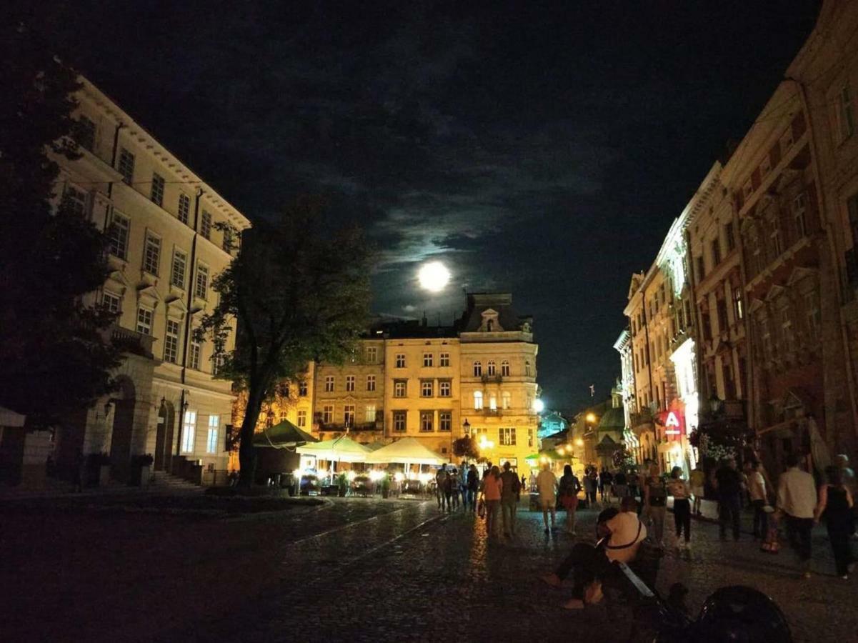 Modern Apartment In Lviv Historic Centre エクステリア 写真